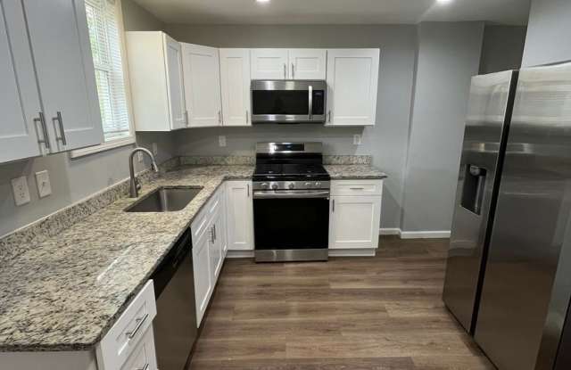 Beautifully Renovated 3-Bedroom Duplex! Gallery 4