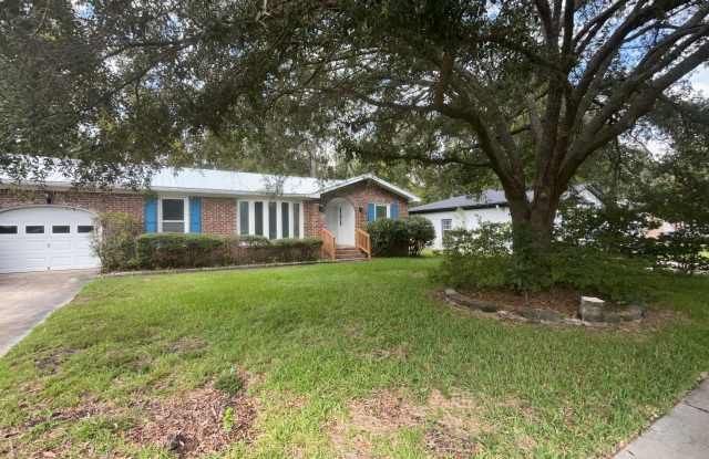 Beautifully renovated three-bedroom, two-bathroom brick ranch Gallery 1