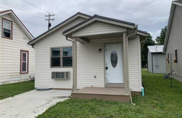 407 North Dawson St - 407 North Dawson Street, Uhrichsville, OH 44683
