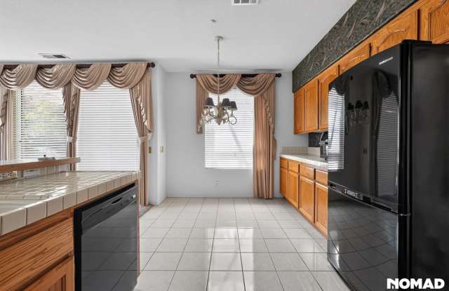 Spacious 4BR House in Fontana Gallery 3