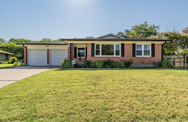 Beautiful South Hills home featuring 3 bedrooms and 2 bathrooms - 4945 Rutland Avenue, Fort Worth, TX 76133