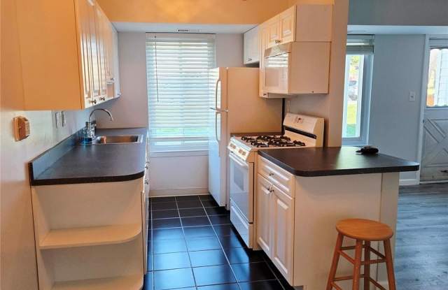 3 Osage Court unit: 3 photos photos