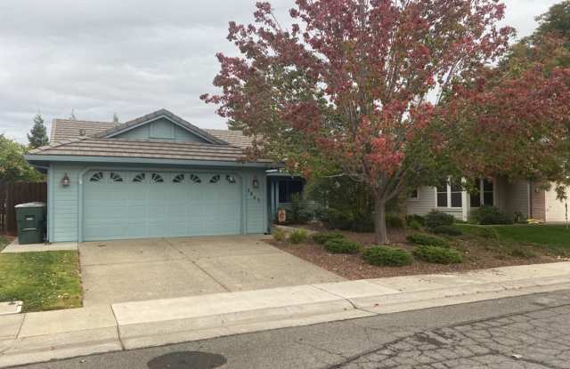 Available 8/1 - single level home in Lincoln photos photos