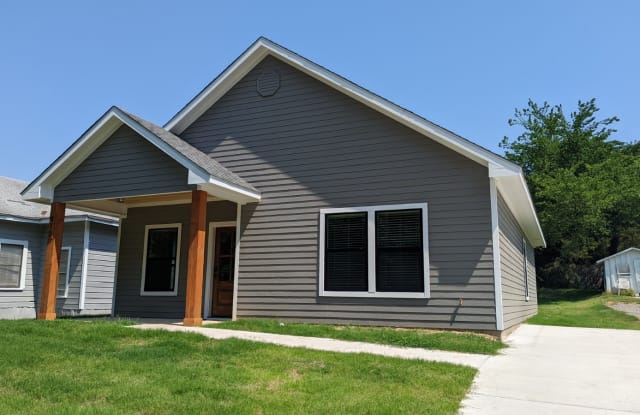 913 W Collins St - 913 West Collins Street, Denison, TX 75020 913 W Collins St - 913 West Collins Street, Denison, TX 75020