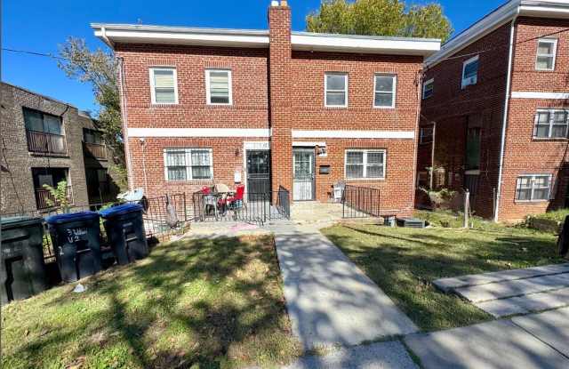 Charming 2 BR/1 BA Apartment in Washington Highlands! photos photos