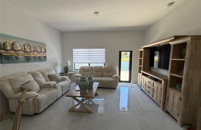 2481 NE 2nd Dr - 2481 Northeast 2nd Drive, Homestead, FL 33033