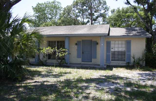 Desirable Town 'N' Country Location! Gallery 3