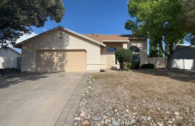 Available NOW! Large and newly updated 3 bedroom, 2.5 bath home - 2000 sq. ft. - 3274 Ridge Crest Street, Sierra Vista, AZ 85650