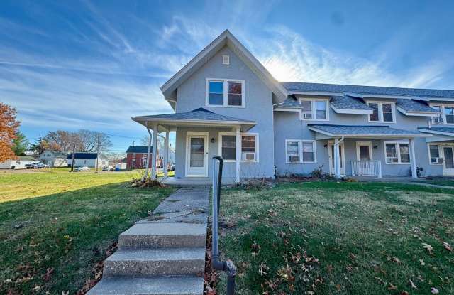 Updated 3BR End-Unit Townhome Across from Stephens Park – Moline - 414 15th Avenue, Moline, IL 61265