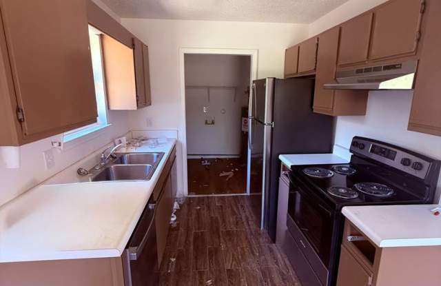 Renovated 3 bedroom 2 bath house Gallery 4