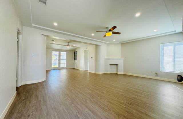 AVAILABLE NOW! SPACIOUS 2 BED/1 BATH HOUSE w/ LAUNDRY & PARKING! PETS WELCOME! photos photos