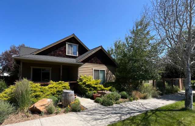 Custom 3-Bedroom Bungalow in Sisters! photos photos