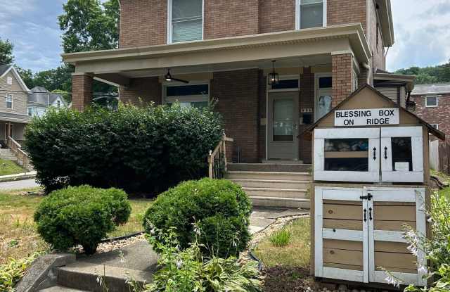 Prime Student Housing: Spacious 5-Bed, 4-Bath Home with Large Common Areas photos photos