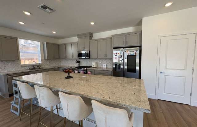 Gorgeous 4 Bedroom Home in Quiet Hollister Neighborhood photos photos