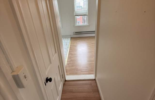 129 E Walnut St APT 4 Gallery 2
