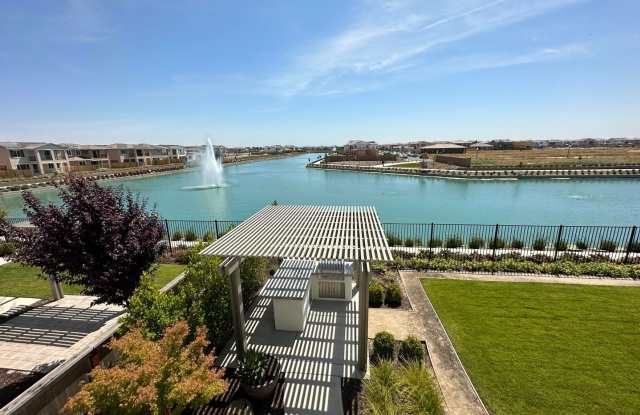 Breathtaking Lake-View Luxury: Spectacular 5-Bedroom Home Gallery 1