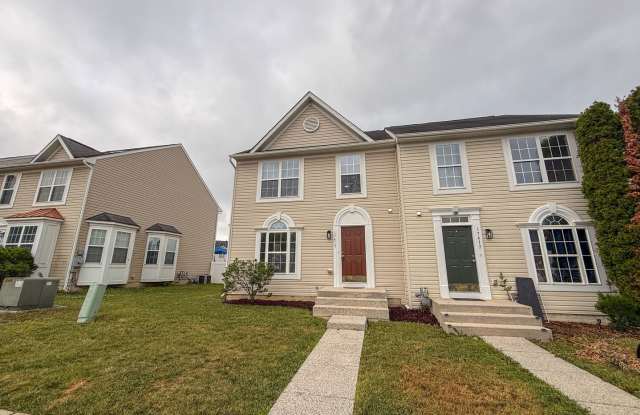 HUGE END UNIT Fully Renovated! 4BD/ 3.5BA - Hagers-Crossing Gallery 1