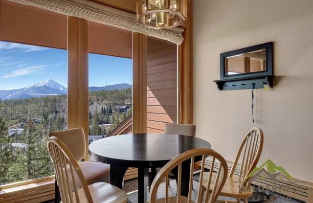 Top Floor Unit, Vaulted Ceilings, Gas Fireplace Gallery 3
