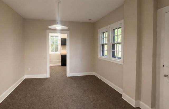 Four bedroom one bathroom townhouse for rent Gallery 4