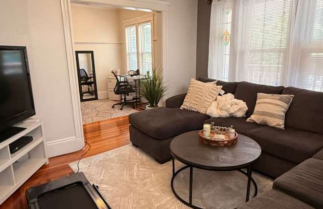 Beautiful, Spacious 2.5 bed in Brighton w/ Parking and Private Laundry! photos photos