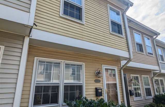 Updated townhouse in downtown Frederick ready for immediate move in! Gallery 2