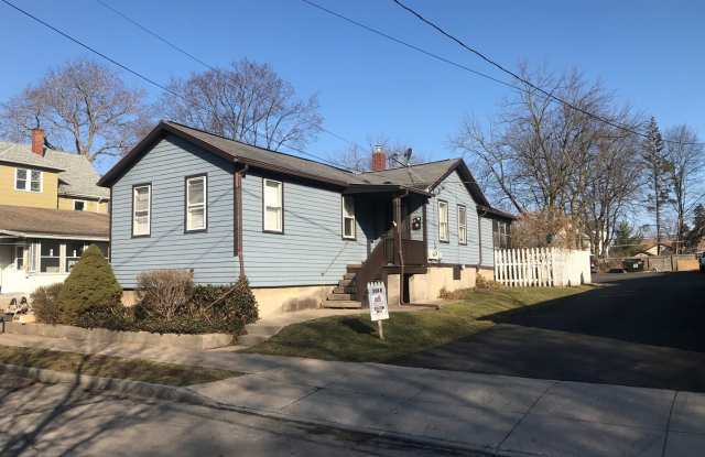 Cozy Single Bungalow right in the Wedge! Available July 1st! photos photos
