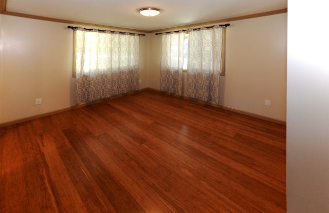 2011 Aupuni Street Gallery 4