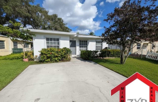 720 NW 15th Ter photos photos