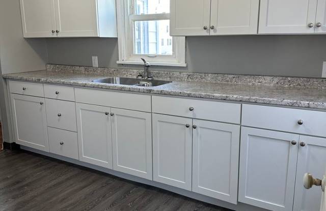 Updated 2 Bedroom, 1 Bath House- 611 W. 8th Gallery 3