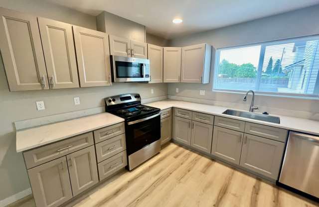 Beautiful 3 bed 2.5 bath Duplex Conveniently Located In Lebanon! photos photos