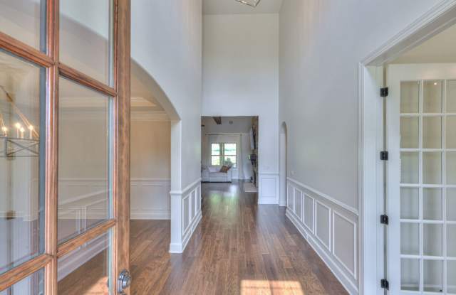 Beautiful 5BR Home in a great neighborhood Gallery 4