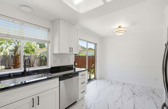 Remodeled 2 Bed, 2 Bath Townhouse in Petaluma's Morningstar Community photos photos