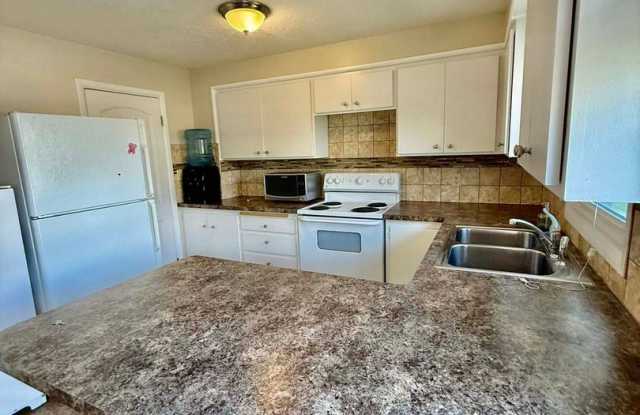 2 Bedroom, pet friendly, upper level with central AC Gallery 1