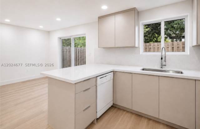 82 SW 3rd Ct Gallery 3