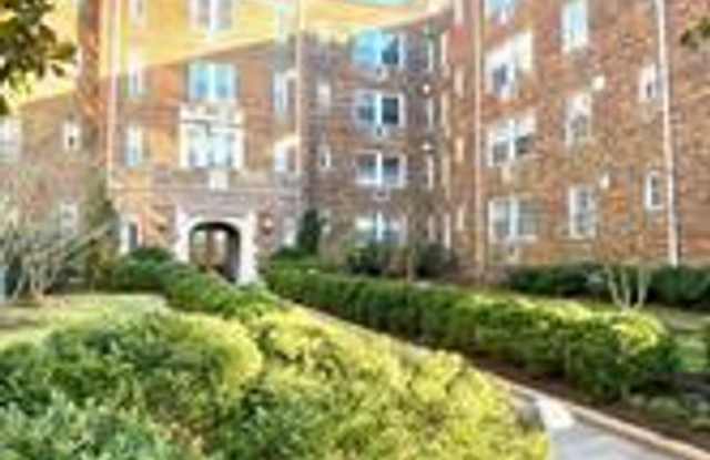 Lovely Studio Apartment In Historic Building- New Kitchen Appliances, Rooftop Lounge, Secured Entrance,  Beautiful Community Grounds photos photos