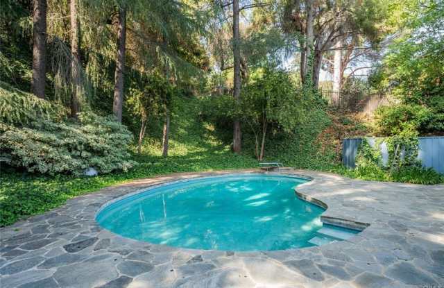 4736 Zelzah Avenue photos photos