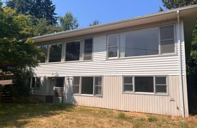 Spacious 2-level 4BD/2BA Campus Home! - 2710 Emerald Street, Eugene, OR 97403