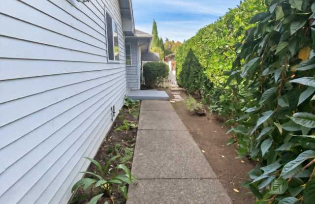 Four-Bedroom Duplex with Bonus Room & W/D Hookups – South Salem Gallery 3