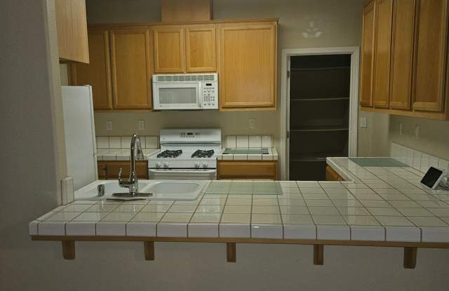 Charming 3 bedroom Duplex Close to Doctors Hospital Gallery 4