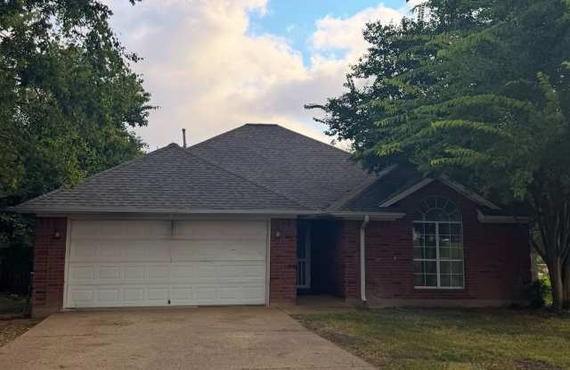 Great 3 bedroom situated next to Blinn's parking lot! photos photos