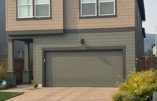 Newer 4 bedroom 2.5 bathroom house! AVAILABLE SOON!! photos photos
