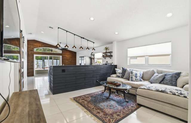 5690 Green Island Drive Gallery 2