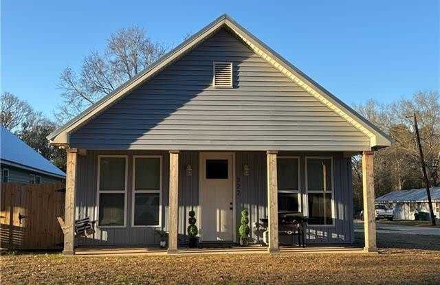 322 E 33RD Avenue - 322 East 33rd Avenue, Covington, LA 70433 322 E 33RD Avenue - 322 East 33rd Avenue, Covington, LA 70433