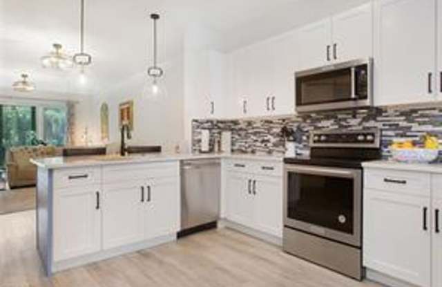 ANNUAL RENTAL - FURNISHED 3 BED / 2 BED COACH HOME AT HUNTERS RIDGE photos photos