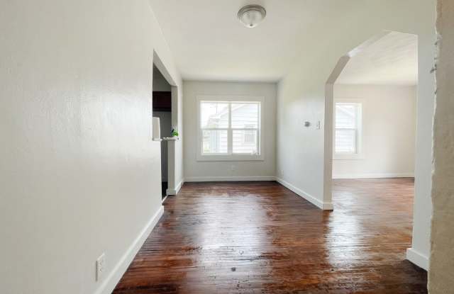 Cozy 2 Bedroom Home! Detached Garage! Large Backyard! Gallery 4