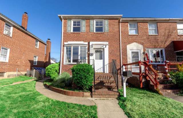 Renovated 3 Bed / 1.5 Bath in Essex | Parking Pad | Available 1/19/2026 photos photos