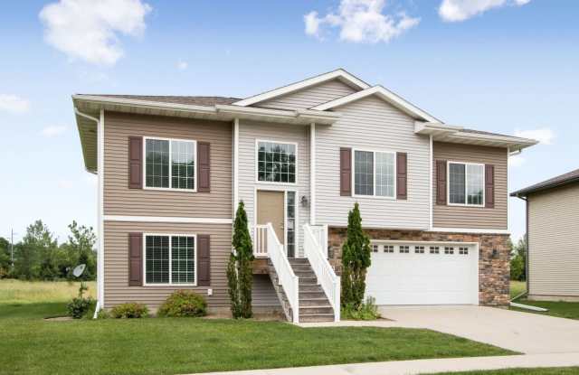 4 Bedroom, 3 bath close to University. - 985 Manitou Trail, Iowa City, IA 52245