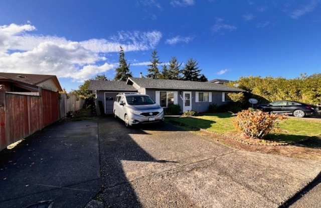 3 bedroom 1 bath house w/ attached garage in Coos Bay! - 1250 Crocker Street, Coos Bay, OR 97420