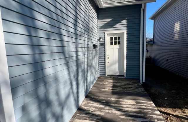 NEW LISTING! 3 Bedroom House Gallery 3