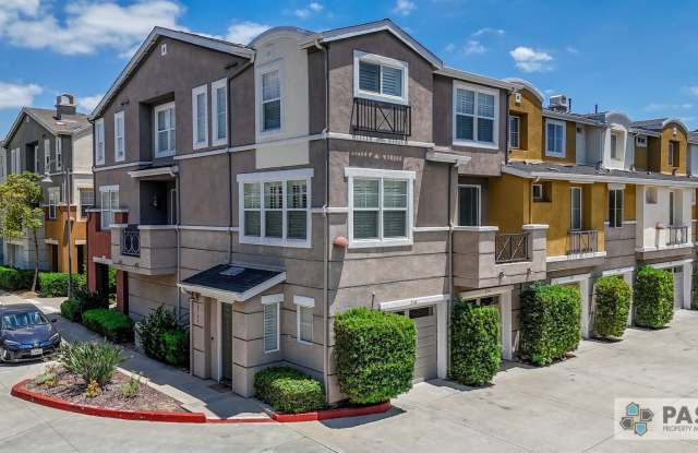Modern Corner-Unit Condo with tandem 2-Car Garage in Central San Diego photos photos Modern Corner-Unit Condo with tandem 2-Car Garage in Central San Diego photos photos